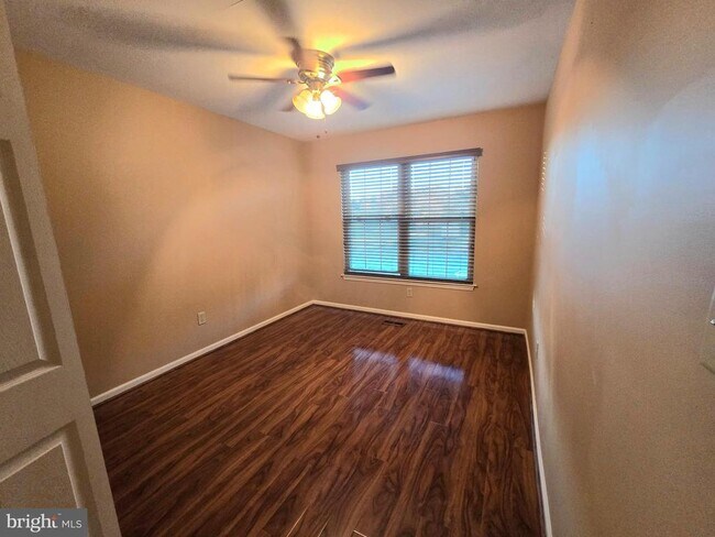 Building Photo - 725 Dell Ct