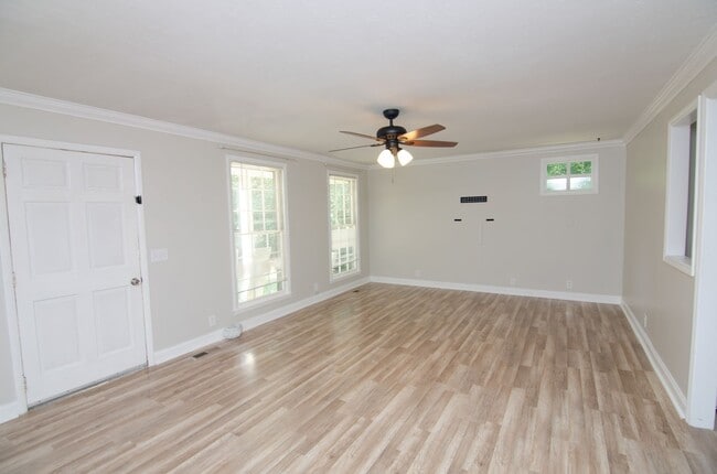 Building Photo - Beautiful home in Fairview