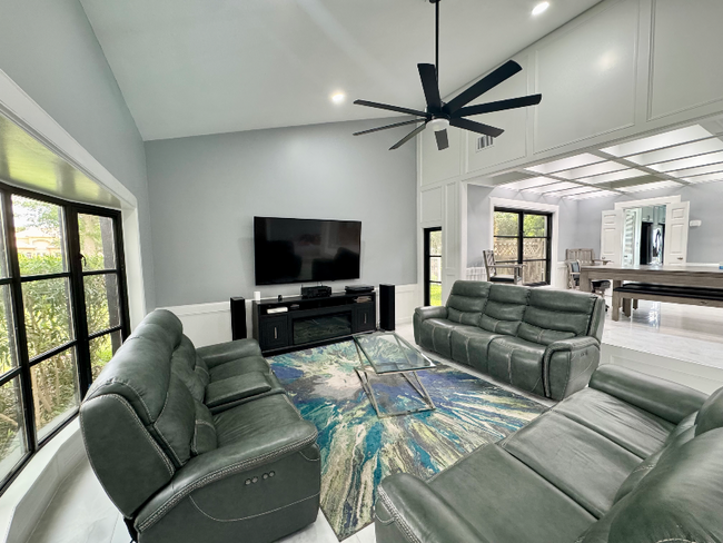 Building Photo - 709 Avenida Escandon