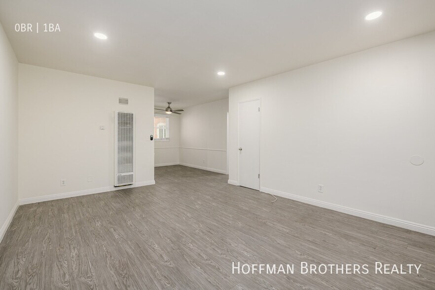 Building Photo - 2001 Beachwood Dr