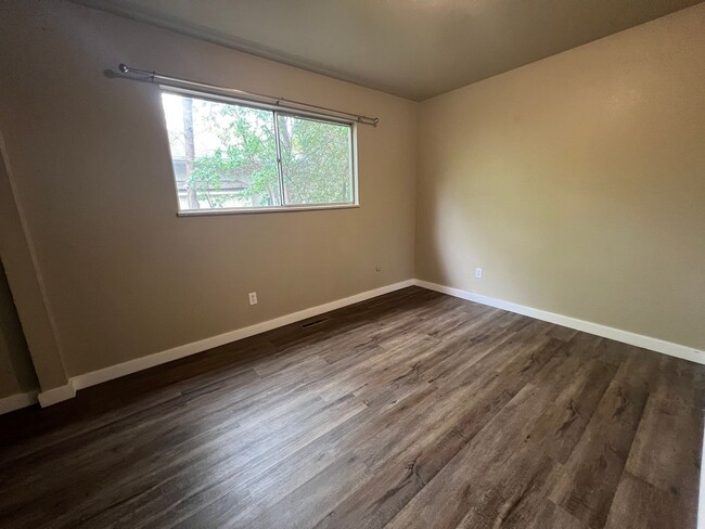 Building Photo - 3 bedroom 1.5 Bathroom Duplex Available Now!