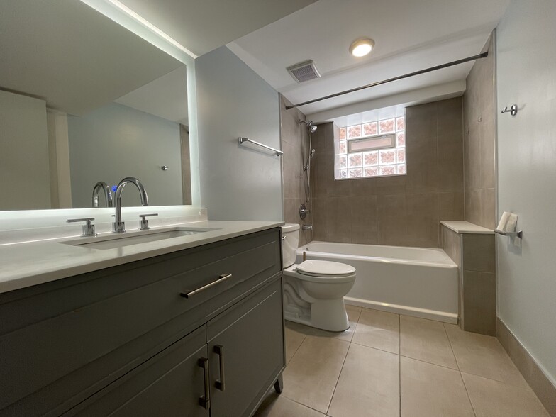 Building Photo - 2435 N 78th Ave
