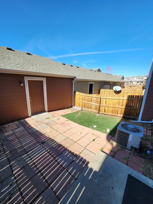 Building Photo - Beautiful Townhome