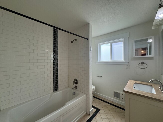 Building Photo - 2-Bedroom, 1-Bath Home with Spacious Layou...