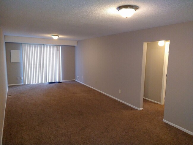 Building Photo - 3 Bedroom 1 & 3/4 Bath Townhouse