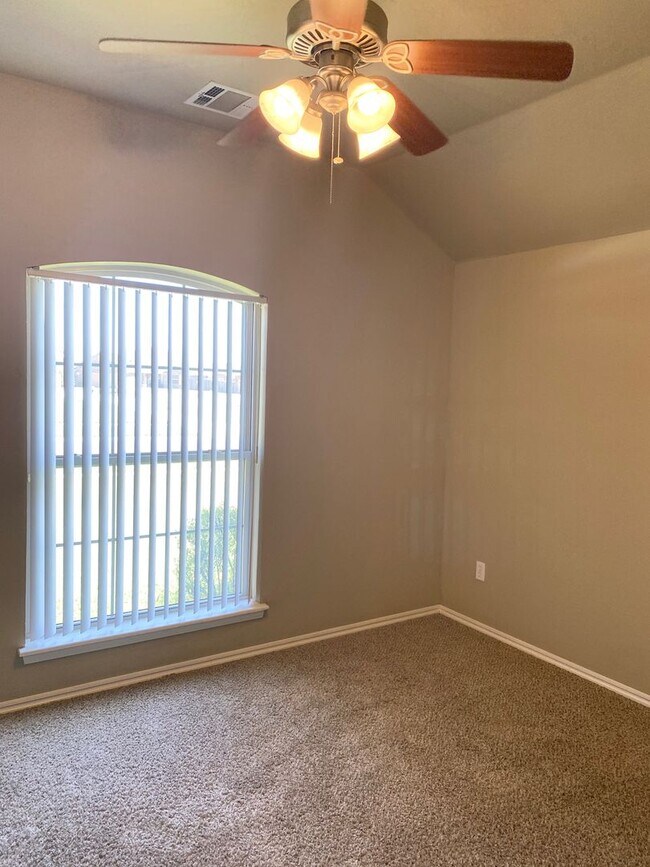 Building Photo - Beautiful Home in Southeast Moore with Storm Shelter!