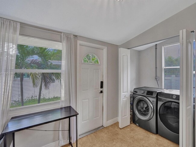 Building Photo - 615 SW 4th Ave