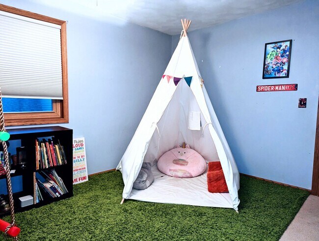 Building Photo - Four Bedroom Neenah House