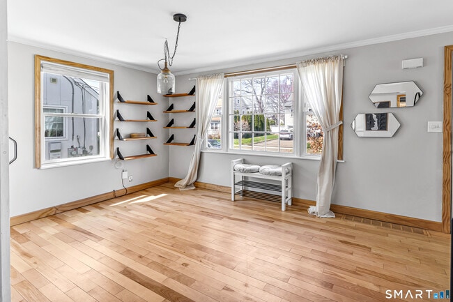 Building Photo - 855 Riverside Dr