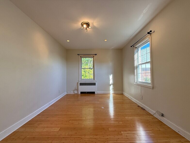 Building Photo - 5 Dexter St