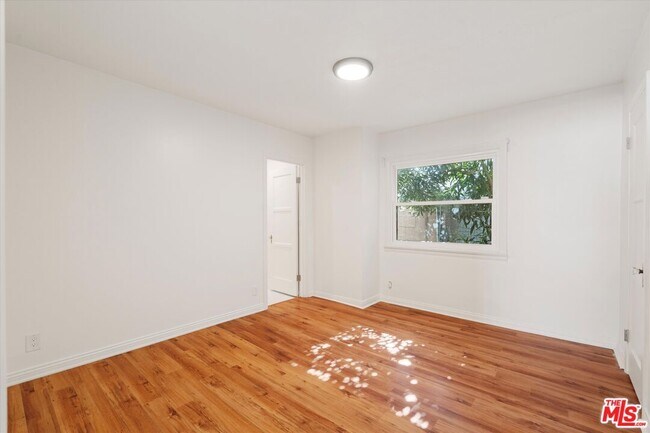Building Photo - 3154 W 74th St