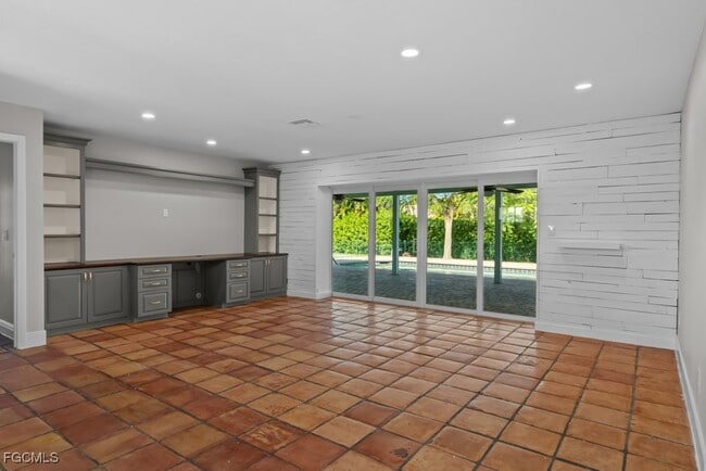 Building Photo - 1384 Burgundy Dr