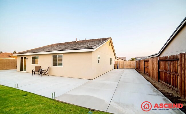 Building Photo - Modern 3 Bed / 2 Bath Home in Bakersfield – Garage + Full Appliance Package