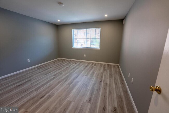 Building Photo - 1533 Colonial Dr