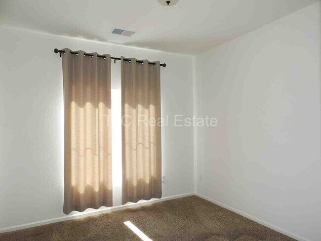 Building Photo - MOVE IN  SPECIAL