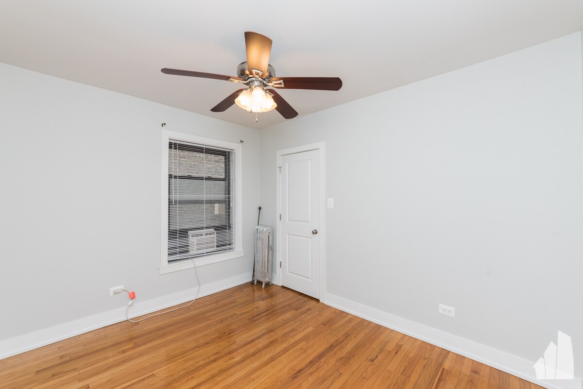 Building Photo - 536 W Cornelia Ave