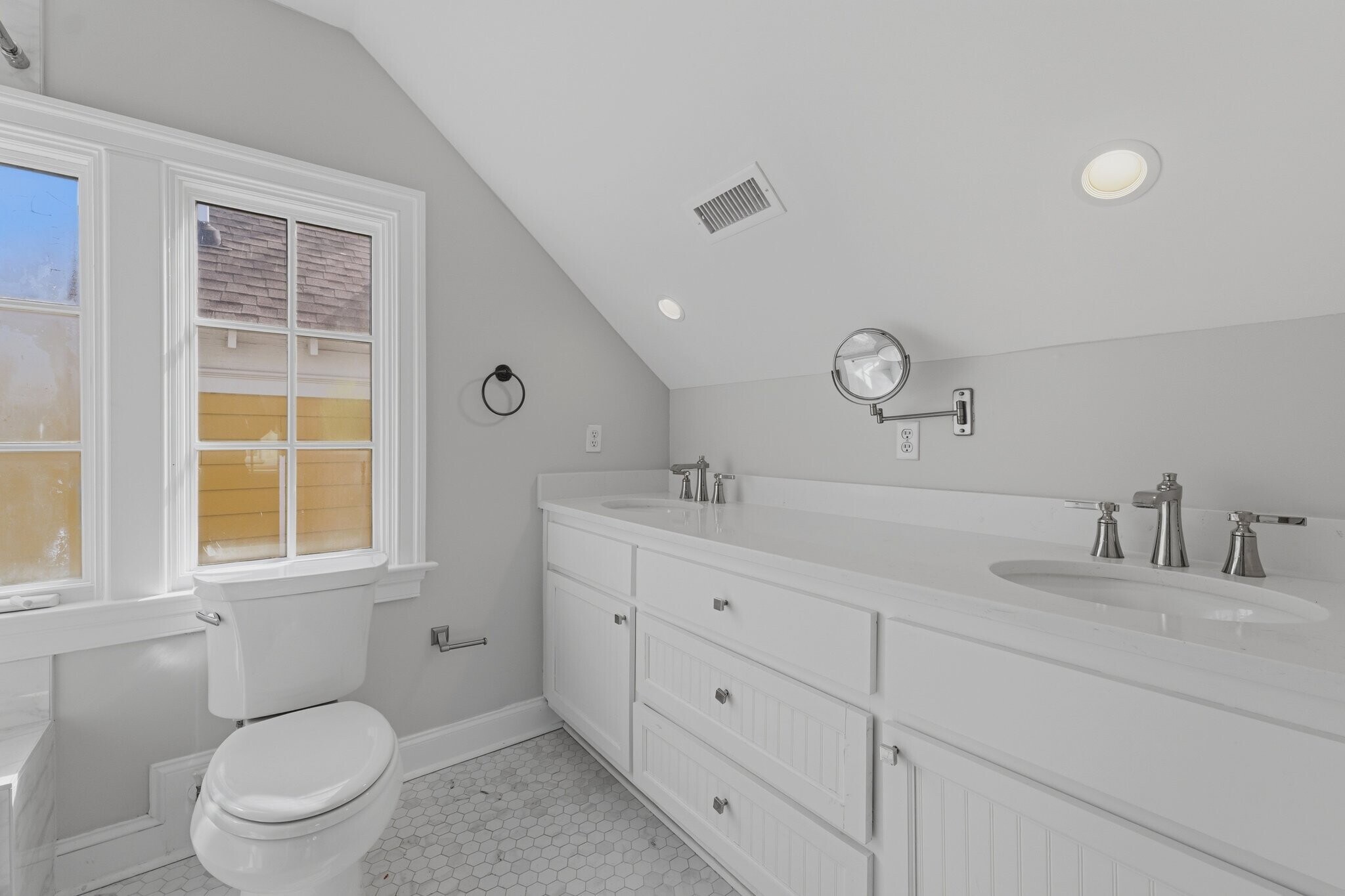 Building Photo - 9 Bogard St