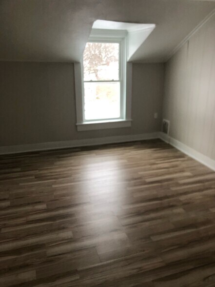 bedroom - 160 W 6th St