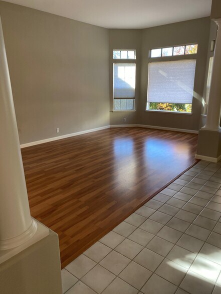 Building Photo - 1144 S Bluff Dr