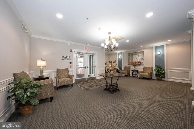 Building Photo - 300 W Elm St