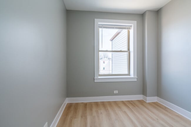 Building Photo - 6239 N Western Ave