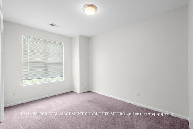 Building Photo - Charming 2 Bed, 2 Bathroom city Retreat Near Uptown Charlotte & Greenway Access