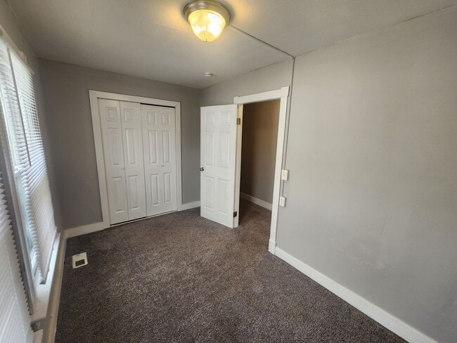 Building Photo - Large 4 bedroom house