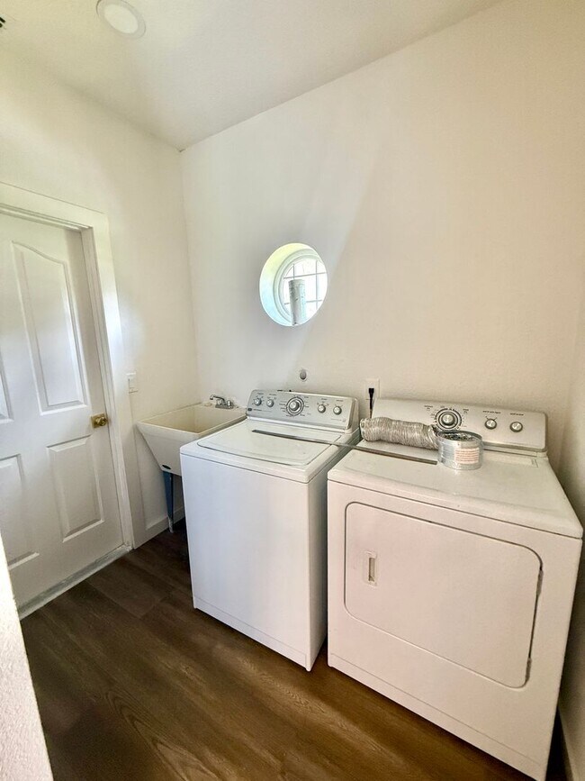 Building Photo - GORGEOUS, just completely renovated 3/2 Ho...