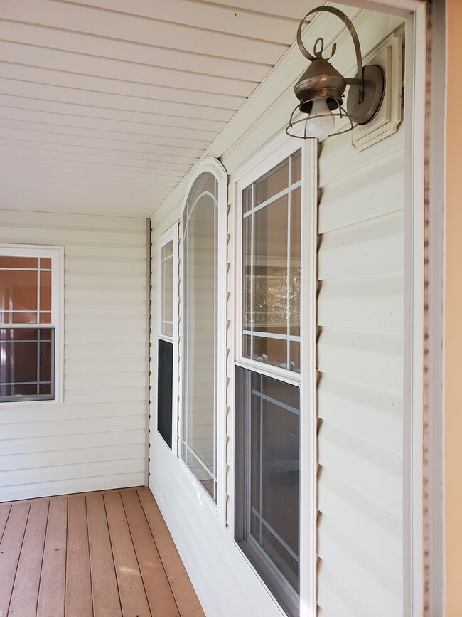 Building Photo - 3 bedroom 3 bath, 2car gar, balcony deck a...