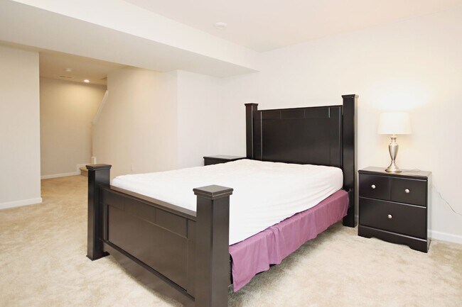 Building Photo - Spacious Pet-Friendly Home Near NGIC