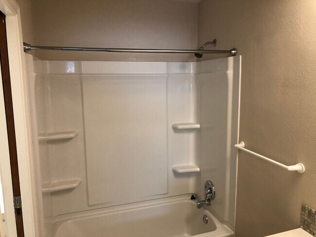 Building Photo - Updated 3 bedroom 1 1/2 bath home in a gre...
