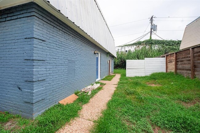 Building Photo - 2217 Mission Hill Dr