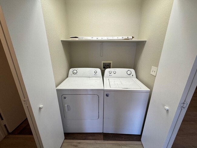 Building Photo - STUNNING 2 BEDROOM / 2 FULL BATH CONDO UNI...