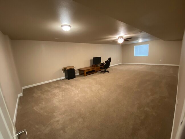 Large 3 bedroom or recreation/family room in basement - 109 Scenic Dr