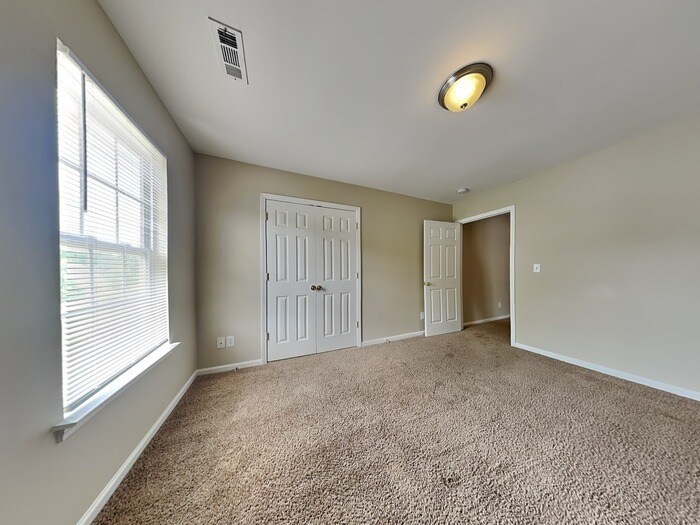 Building Photo - 640 Cliffs Inn Circle
