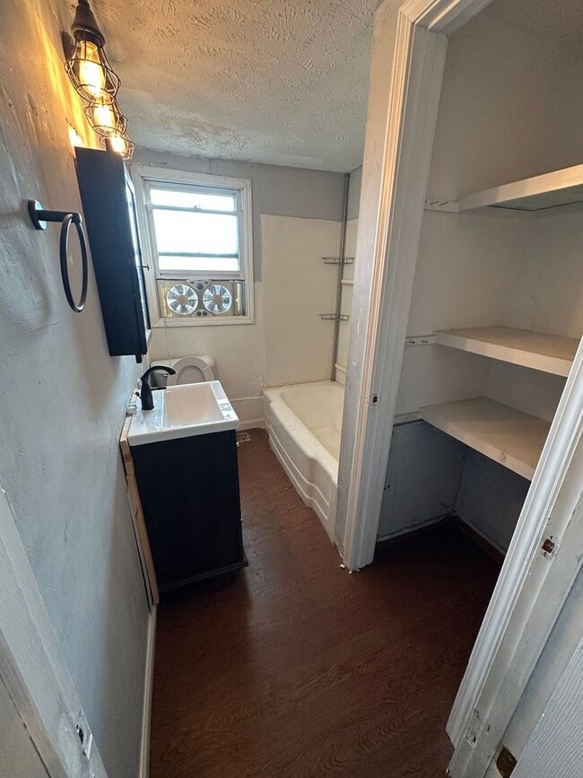 Building Photo - 3 Bedroom, 1 Bathroom House with Detached Double Garage