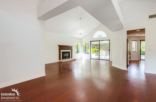 Building Photo - Elegant & Bright 2Bdm 2Ba + Den Home in Vi...
