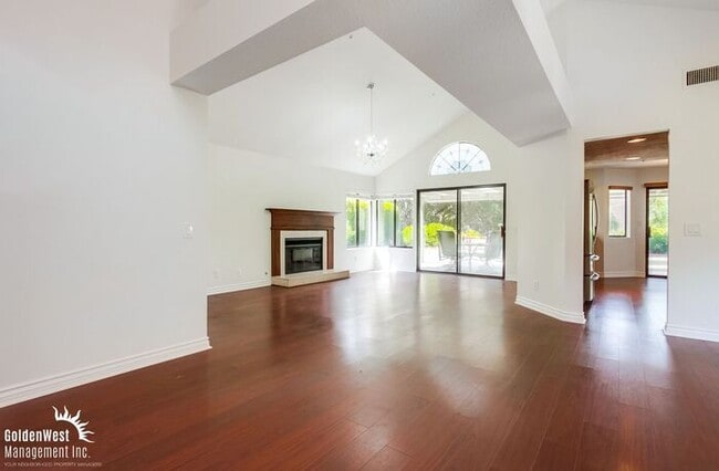 Building Photo - Elegant & Bright 2Bdm 2Ba Home in Vista Va...