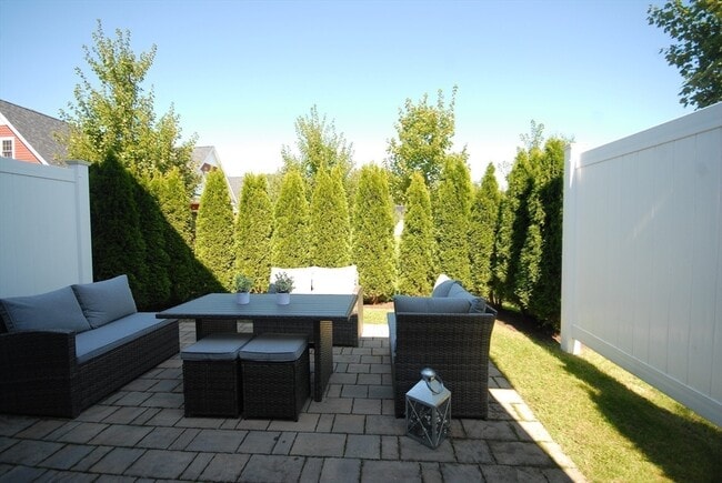 Building Photo - 19 Brigham Farm Ln