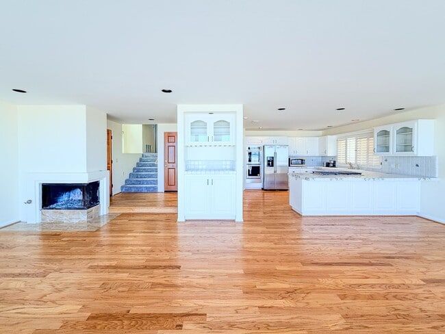 Building Photo - Stunning Oceanfront 3 Bed 3 Bed | Hollywoo...