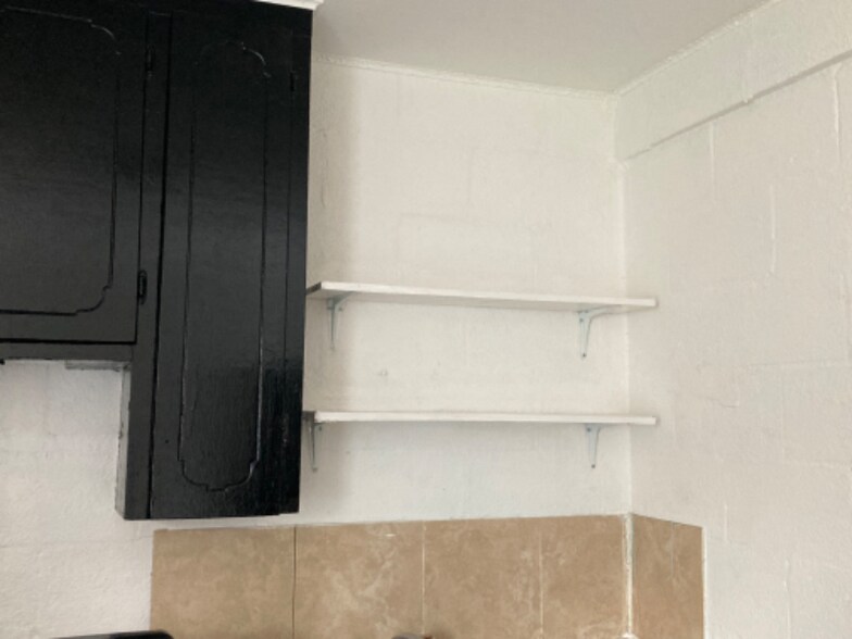 Building Photo - 906 E Lucas Ave