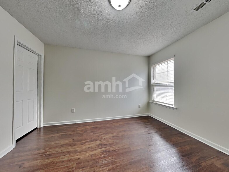 Building Photo - 8849 Laurel Run Dr