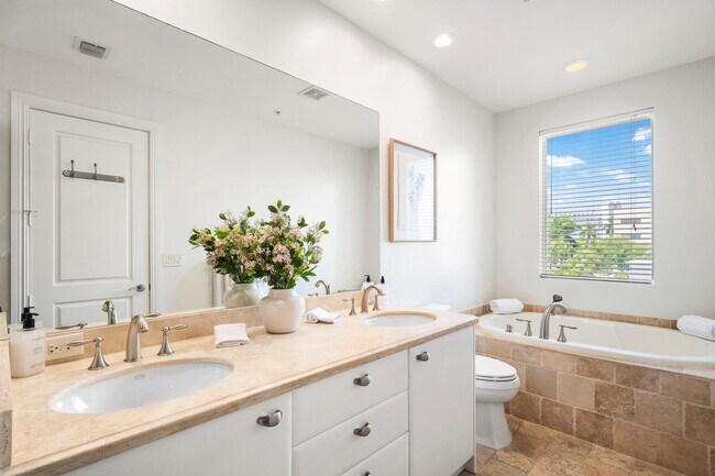 Building Photo - 514 N Birch Rd