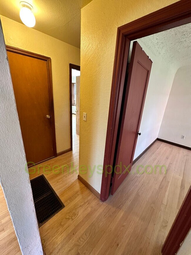 Building Photo - Gorgeous Pet-Friendly 3 Bedroom 1 Bath House