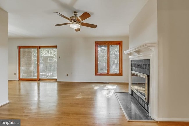 Building Photo - 1809 N Uhle St