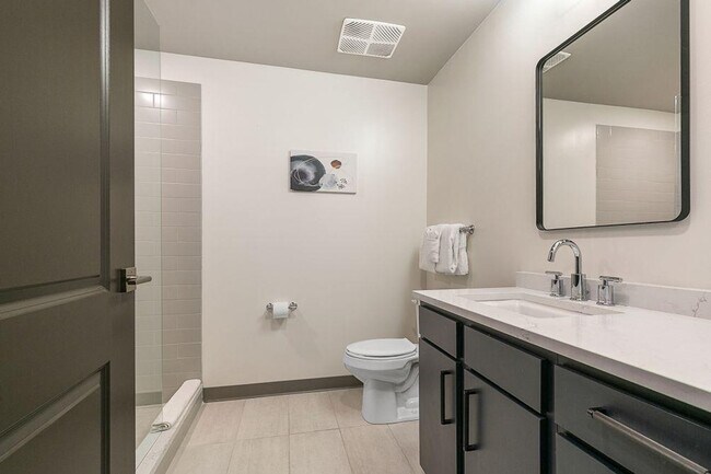 Building Photo - 611 Commerce St