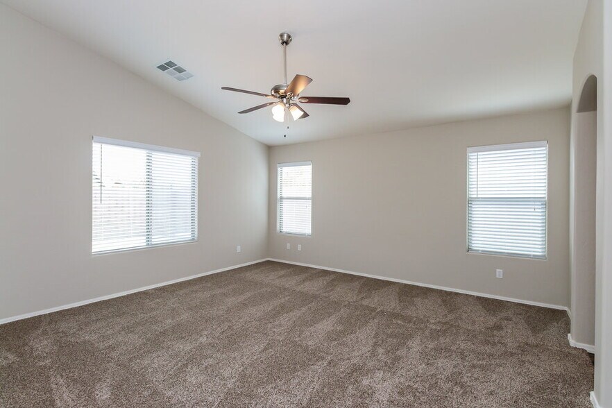 Building Photo - 32647 N Cherry Creek Rd