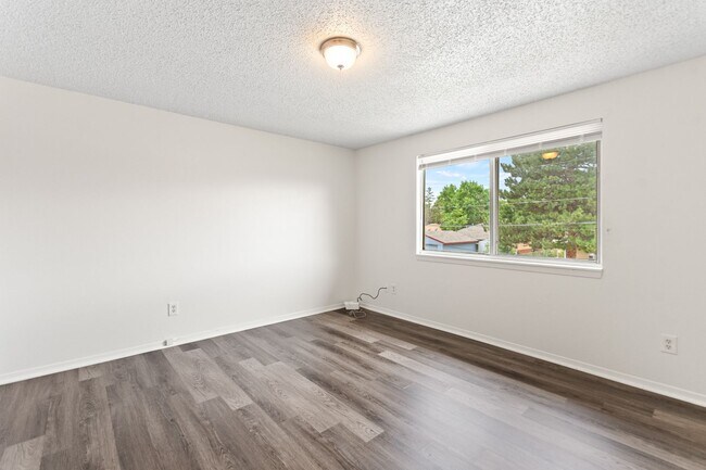 Building Photo - 2 Bedroom Townhome - Spacious!