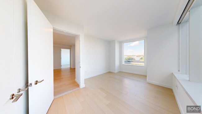 Building Photo - 400 W 61st St