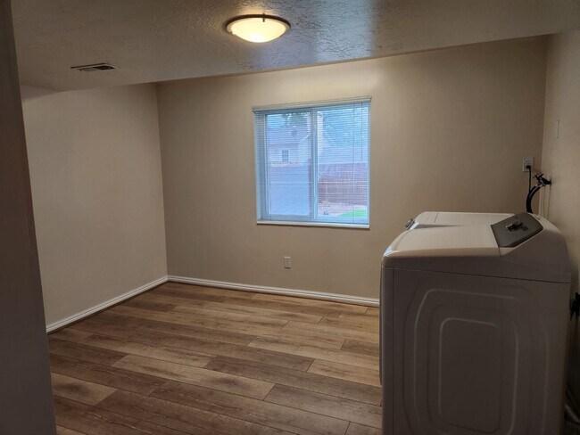 Building Photo - Great 5 Bed 3 Bath Remodeled Home